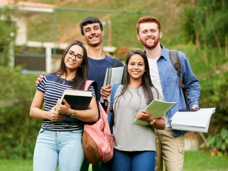 Adolescentes y jóvenes en una etapa de desarrollo y crecimiento